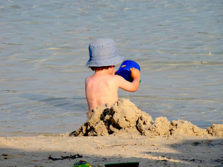 5 ideas para jugar con los niños en la playa